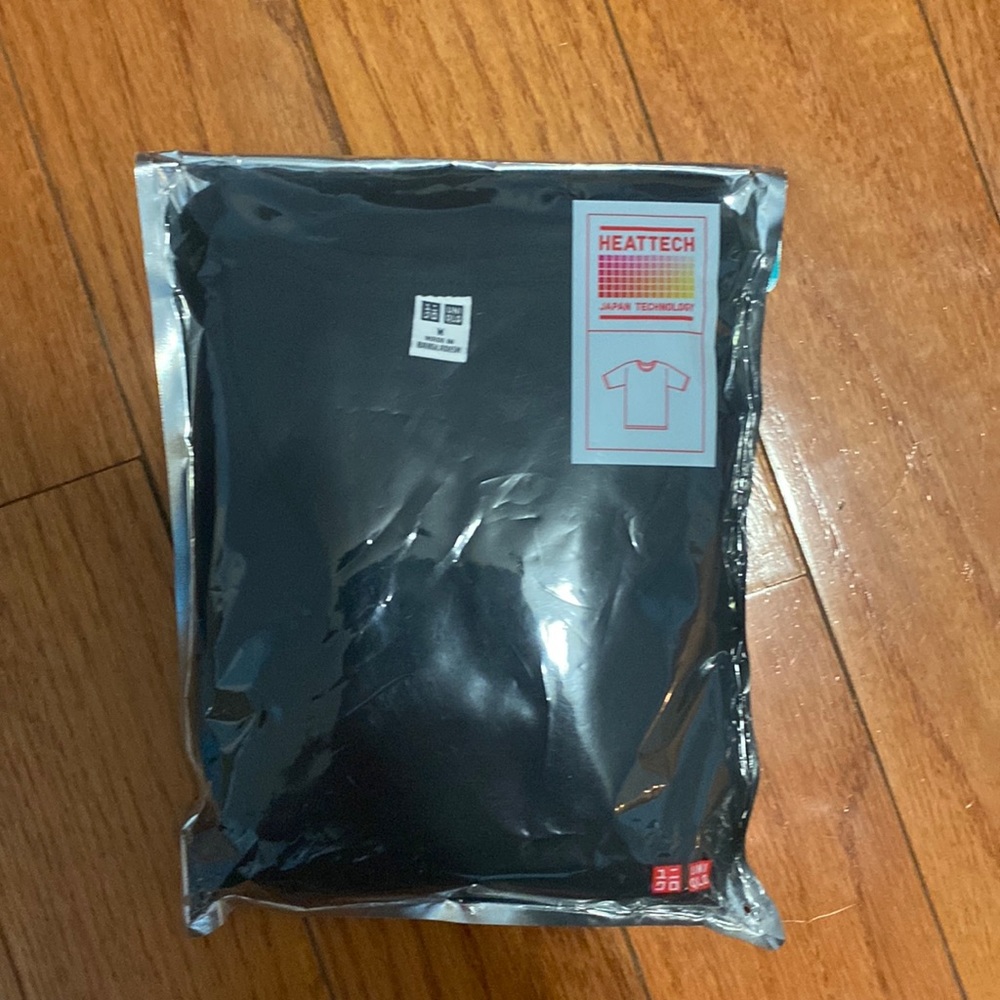 NWT Uniqlo heattech t shirt